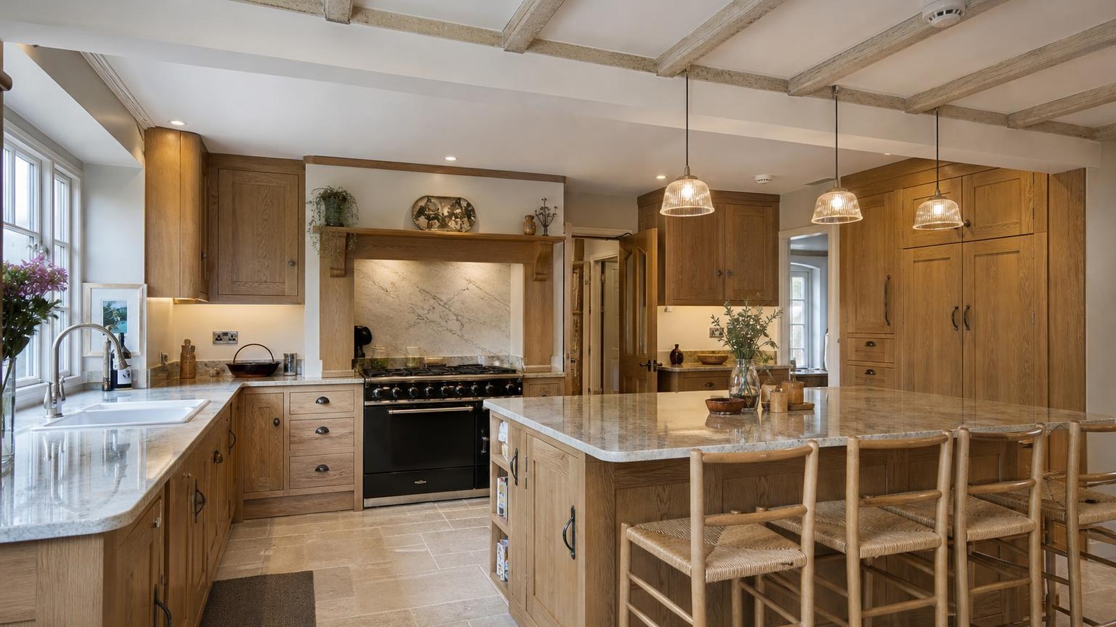 kitchen-ceiling-details-2026-featured Bespoke kitchen with timber ceiling beams, warm lighting and fitted joinery